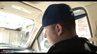 Szexi kopasz fiatal puncit duplán kefélnek