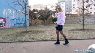 Rövid hajú tini csaj popsiba dugva