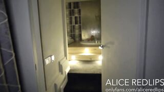 Ella Hughes méretes pélót kap a segglukába