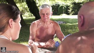 Baszás után a csajra élvezés