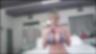 Szexy tini csaj cumizza és kézimunkázza a dákót