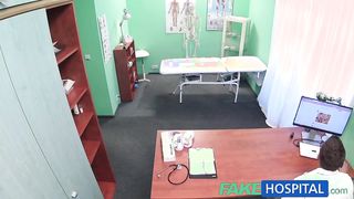 Ázsiai manus magyar lány mellére, arcára spriccel rá
