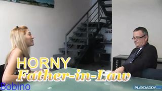 Gyönyörű amatőr csajszi lovagol a műfaszon