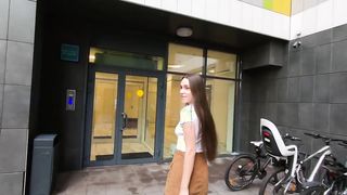 Vékony tini nőci hatalmas pélót kap a análjába