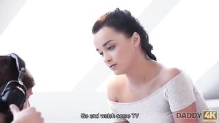 Fiatal tini kiscsaj egy dildóval játszadozik