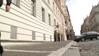 Kicsike kannás tini élvezi a barna brét