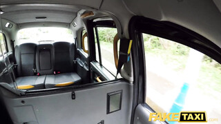 Holly a férjét megcsalja a taxissal