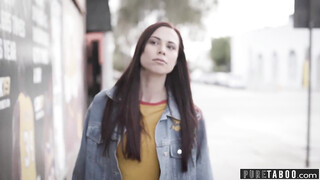 Ella Hughes a méretes picsájú tini