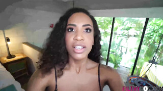 Addie Andrews lovagol a faszon