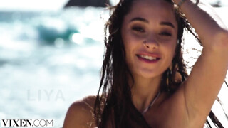 Rina Ellis a fiatal ázsiai tini lotyó