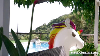 Julia Red lovagol a pasiján a seggével