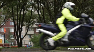 Avery Christy egy hatalmasat kúr a bikájával