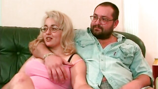 Emma Klein fenekét egy fiatal manus reszeli