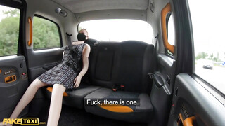 Fake Taxi - Gina Ferocious a izgató csöcsös tini
