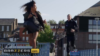 Brazzers - Lucia Love méretes dákót kap az irodában