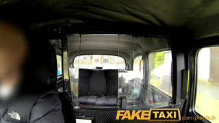 FakeTaxi - fiatal diák pénzért mindenbe belemegy