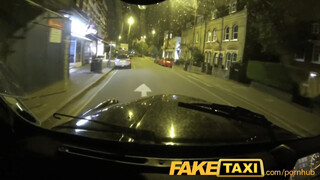 FakeTaxi - házas nőcit csak rábeszéli a sofőr egy dugásra