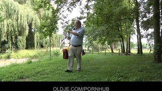 Oldje - Kopasz öreg manus és a világos szőke tini