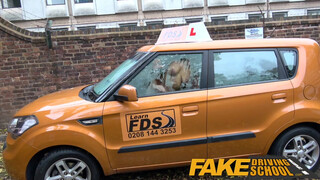 Fake Driving School - csinos bögyös kisasszony gyorsan levetkőzik