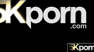 5KPorn - Cara Danvers meglovagolja a farkat