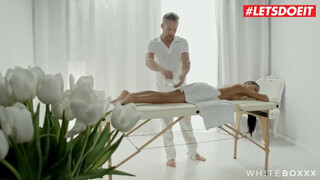White Boxxx - Ginebra Bellucci nem bír ellenállni a masszőrnek