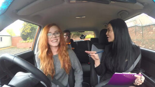 Fake Driving School - rövid hajú világos szőke bula lovagol