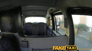 FakeTaxi - műcsöcsös csaj szeret herét nyalni
