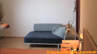 FakeAgent - Isteni kerek lány csattogó mellei