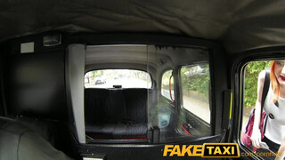 FakeTaxi világos szőke pinát nem nagyon zavarja az idősebb pénisz