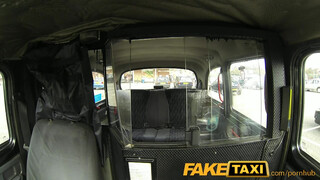 FakeTaxi hatalmas mellek és szopós száj