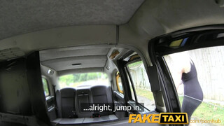 FakeTaxi - kanos Milf alaposan szereti