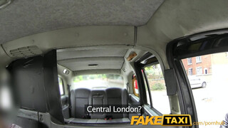 FakeTaxi vékony világos szőke kiscsaj alaposan szereti csinálni