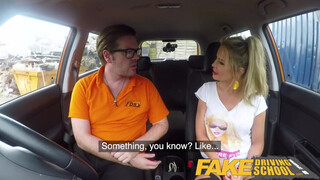 Fake Driving School Barbie Sins gecit akar a vezetés végén