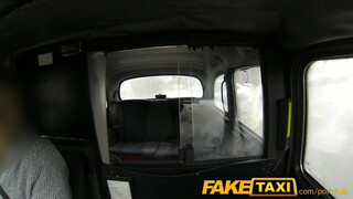 FakeTaxi félénk hölgyemény extra pénzt szerez
