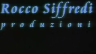Izgató ázsiai fiatal csajszi maszturbál