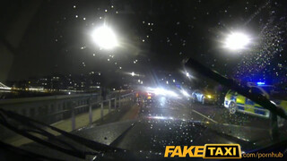 FakeTaxi ringó kannás kiscsaj a hátsó ülésen