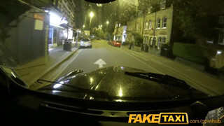 FakeTaxi picike seggű 18 éves tinicsaj