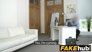 Fake Agent - világos szőke kiscsaj kicsit túl játsza a szerepet