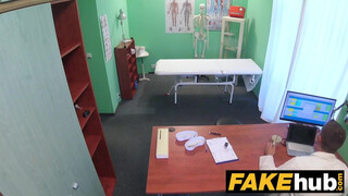 Fake Agent méretes seggű csajnak vastag faszban kell basznia