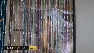 Brazzers - Blanche Bradburry popsijába behatolnak