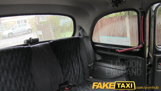 FakeTaxi - londoni túrista úgy dug mint egy profi
