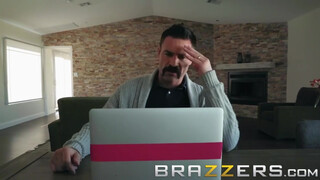 Brazzers - MILF Danielle Derek megmutizza a nagy csöcseit