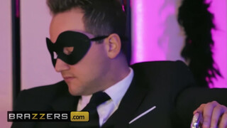 Brazzers - Ella Hughes muffjában a hatalmas pénisz