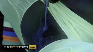 Brazzers - a tetovált pornószínész kisasszony elpusztítva