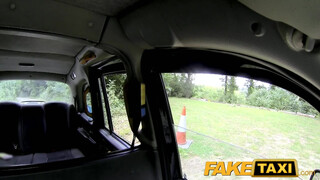 FakeTaxi koleszos lánynak öltözött nőci