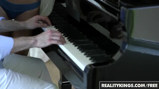 Reality Kings - Gia Deraz szétélvezi a konyha burkolatát