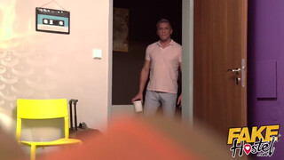 Fake Hostel - egy fekete és kát spanyol nőci