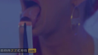 Brazzers - Summer Hart a hájas csöcsös milf