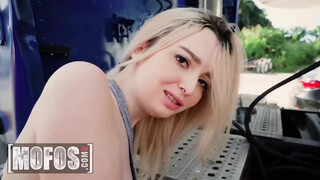 Mofos - Lexi Lore bekapja a hatalmas kárót