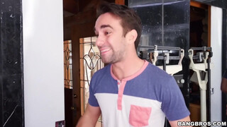 Riley Jacobs hatalmas pélót kap a puncijába - Mylf